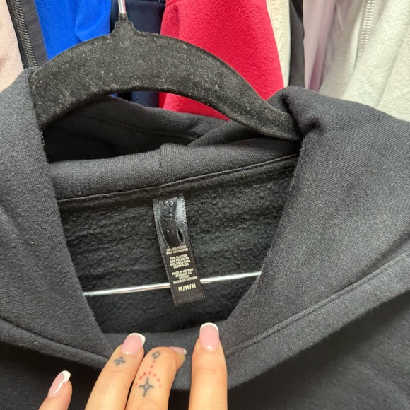 SKIMS COTTON FLEECE CLASSIC HOODIE | ONYX | SKIMS - Picture 3 of 4